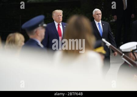 La première dame Melania Trump, accompagnée du président des États-Unis Donald J. Trump et du vice-président des États-Unis Mike Pence, commémore le Memorial Day en participant à une cérémonie de pose de couronne au cimetière national d'Arlington, en Virginie, le lundi 25 mai 2020. Crédit : Chris Kleponis/Pool via CNP/MediaPunch Banque D'Images