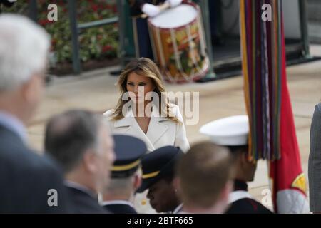 La première dame Melania Trump, accompagnée du président des États-Unis Donald J. Trump et du vice-président des États-Unis Mike Pence, commémore le Memorial Day en participant à une cérémonie de pose de couronne au cimetière national d'Arlington, en Virginie, le lundi 25 mai 2020. Crédit : Chris Kleponis/Pool via CNP/MediaPunch Banque D'Images