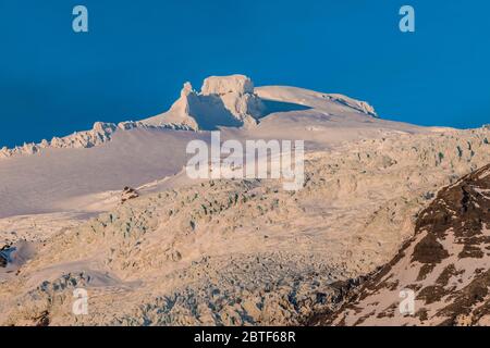 Vue sur le volcan Öræfajökull et Hvannadalshnúkur, le plus haut sommet d'Islande, dans le parc national VatnajökulsþjóÐgardur sur la côte sud de l'Islande Banque D'Images
