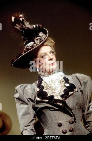 Maggie Smith (Lady Bracknell) dans L'IMPORTANCE D'ÊTRE SINCÈRE par Oscar Wilde au théâtre Aldwych, Londres WC2 09/03/1993 design: Bob Crowley éclairage: Paul Pyant réalisateur: Nicholas Hytner Banque D'Images