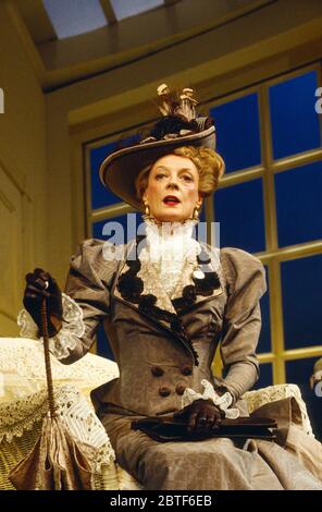 Maggie Smith (Lady Bracknell) dans L'IMPORTANCE D'ÊTRE SINCÈRE par Oscar Wilde au théâtre Aldwych, Londres WC2 09/03/1993 design: Bob Crowley éclairage: Paul Pyant réalisateur: Nicholas Hytner Banque D'Images