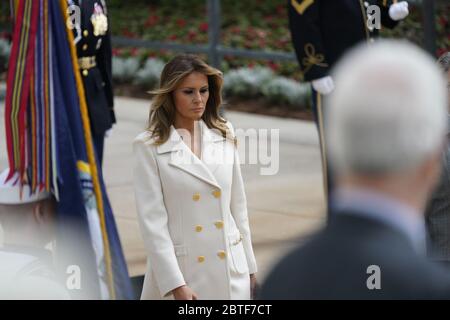 Arlington, États-Unis d'Amérique. 25 mai 2020. La première dame Melania Trump, accompagnée du président américain Donald J. Trump et du vice-président américain Mike Pence, commémore le jour du souvenir en participant à une cérémonie de pose de couronne au cimetière national d'Arlington, en Virginie, le lundi 25 mai 2020. Crédit : Chris Kleponis/Pool via CNP *** Légende locale *** BSMID4992958 | usage dans le monde crédit: dpa/Alay Live News Banque D'Images