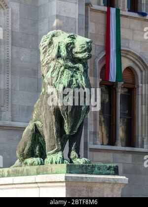 Statue du lion devant le Parlement de Budapest, Hongrie Banque D'Images