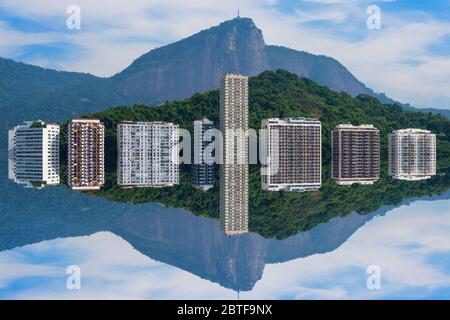 Dans reflectiong bâtiments Lagoa Rodrigo de Freitas, Ipanema, Rio de Janeiro, Brésil Banque D'Images