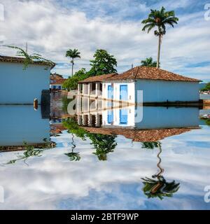 La rue inondée de Paraty à marée haute, l'état de Rio de Janeiro, Brésil Banque D'Images