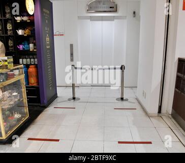 Tokyo, Japon. 25 mai 2020. Des marques de distanciation sociale sont visibles au grand magasin Matsuya Ginza qui rouvre partiellement à Tokyo, Japon, le lundi 25 mai 2020. Le Premier ministre Shinzo Abe a calmé les citoyens , "nous avons besoin de changer de style de vie pour revenir aux activités socio-économiques normales pendant la lutte à long terme contre le nouveau coronavirus" lors d'une conférence de presse. Photo de Keizo Mori/UPI crédit: UPI/Alay Live News Banque D'Images