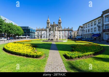 La place Carlos Amarante avec l'église Sao Marcos du XVIIIe siècle et l'ancien hôpital transformé en un hôtel, Braga, Minho, Portugal Banque D'Images