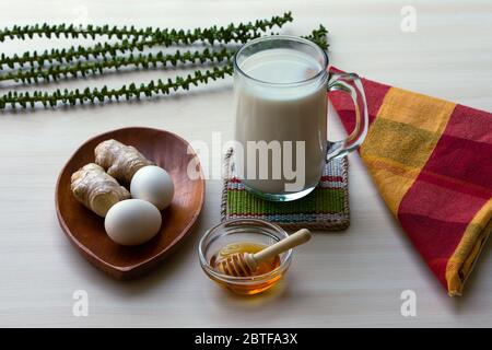 Boisson traditionnelle à base de gingembre et d'œuf cru. Certaines variantes sont familièrement connues en Indonésie sous le nom de STMJ (Susu Telor Madu Jahe). Banque D'Images