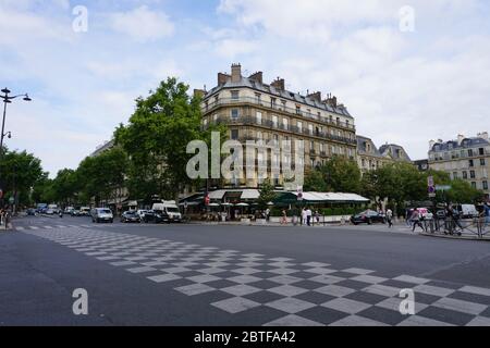 Vieux café terrasse à Paris, France Banque D'Images