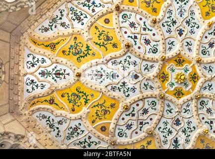 Plafond du Musée des arts appliqués de Budapest, Hongrie Banque D'Images