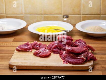 Viande et autres ingrédients prêts à cuire wiener schnitzel Banque D'Images