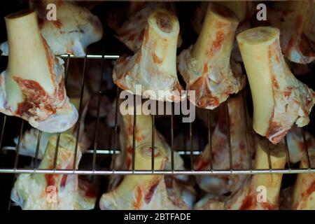 mélécule de veau disposé sur un support métallique pour rôtir pour faire des sauces Banque D'Images