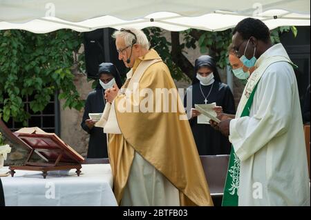 Italie - 2020, 24 mai : le prêtre célèbre la messe extérieure lors du verrouillage du Covid-19, portant des gants et des masques de protection. Banque D'Images