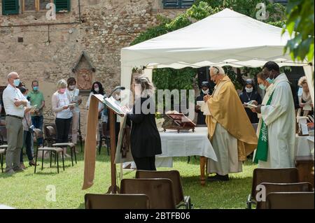 Italie - 2020, 24 mai : le prêtre célèbre la messe extérieure lors du verrouillage du Covid-19, portant des gants et des masques de protection. Banque D'Images