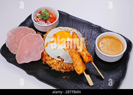 Nasi goreng, littéralement du riz frit en indonésien, servir avec du poulet, des crevettes etc Banque D'Images