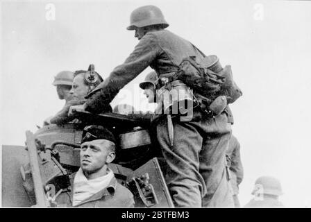 Troupes allemandes à bord d'un char opération Barbarossa - invasion allemande de la Russie, 1941 - 15e division infanterie de la division Thuringe-Kurhessen Banque D'Images