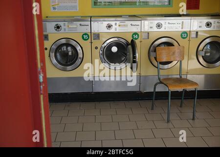 Ancienne laverie automatique des années 80 dans la campagne française Banque D'Images