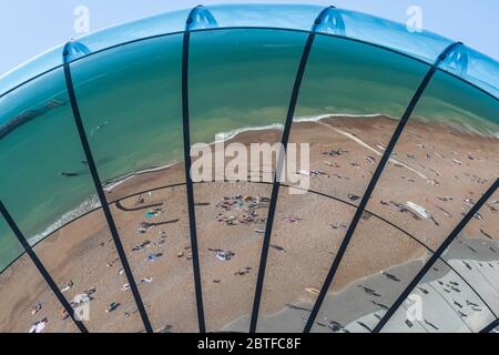 Brighton, Royaume-Uni. 25 mai 2020. Il est ensoleillé et les gens viennent à la plage et au bord de mer à Brighton, pendant les vacances de la banque lundi. Il est occupé mais encore plentyu de place pour la distanciation sociale. Le « verrouillage » facilité se poursuit pour l'épidémie du coronavirus (Covid, 19). Crédit : Guy Bell/Alay Live News Banque D'Images