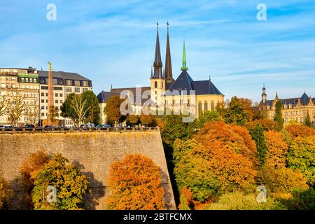 Vue sur la ville haute et les Parcs de la Pétrusse, Luxembourg, Luxembourg Banque D'Images