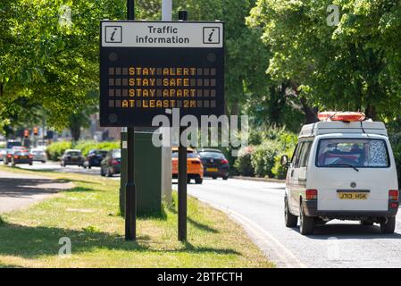 Affiche de la matrice d'alerte de séjour le lundi de mai 2020 à Southend on Sea, Essex, Royaume-Uni, pendant le coronavirus COVID-19. Trafic en direction de la mer Banque D'Images