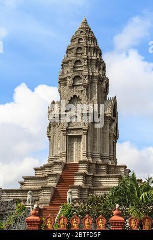 Wat Ounalom, temple bouddhiste à Phnom Penh, Cambodge. Point focal pour le bouddhisme au Cambodge aujourd'hui. Construit en 1443 pour abriter un cheveu de sourcils du Bouddha Banque D'Images