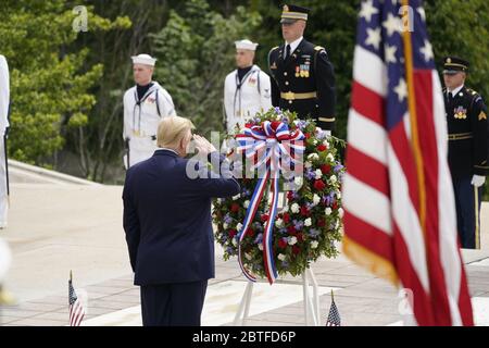 Arlington, États-Unis. 25 mai 2020. Le président américain Donald Trump célèbre le Memorial Day en participant à une cérémonie de pose de couronnes au cimetière national d'Arlington, en Virginie, le lundi 25 mai 2020. Photo de Chris Kleponis/UPI crédit: UPI/Alay Live News Banque D'Images