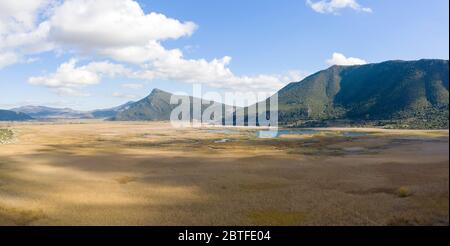 Vue aérienne du lac de Stymphalia situé à Péloponnèse, Grèce Banque D'Images