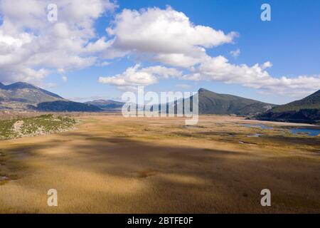 Vue aérienne du lac de Stymphalia situé à Péloponnèse, Grèce Banque D'Images