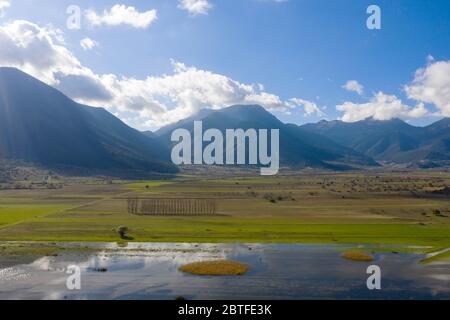 Vue aérienne du lac de Stymphalia situé à Péloponnèse, Grèce Banque D'Images