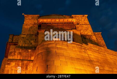 Façade du temple du Soleil de Qorikancha avec un impressionnant mur Inca et le couvent de Saint-Domingue construit au sommet pendant l'heure bleue, Cusco City, Pérou. Banque D'Images