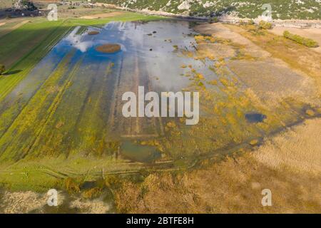 Vue aérienne du lac de Stymphalia situé à Péloponnèse, Grèce Banque D'Images