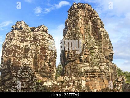 Le temple de Bayon est un temple khmer richement décoré à Angkor au Cambodge. Construit à la fin du XIIe siècle ou au début du XIIIe siècle Banque D'Images