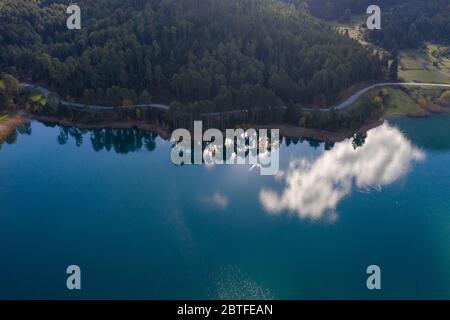 Vue aérienne du lac de la Doxa à Péloponnèse, Grèce Banque D'Images