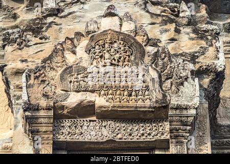 Sculpture de Vishnu et de sa cour sur un mur à Angkor Wat, le plus grand complexe de temples hindous du monde. Le temple a été construit par le roi Suryavarman II Banque D'Images