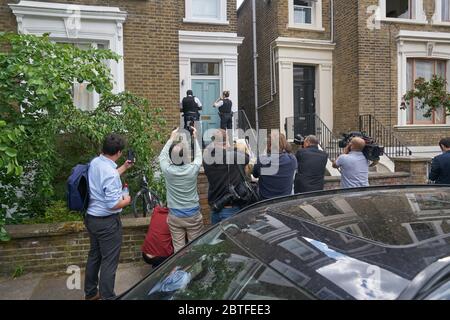 Presse et police à la maison dominic cummings à Islington Banque D'Images