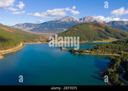 Vue aérienne du lac de la Doxa à Péloponnèse, Grèce Banque D'Images