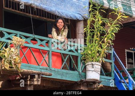 Kompong Pluk (Phluk) est un groupe de trois villages composés de maisons à pilotis dans la plaine inondable de la rivière Tonle SAP, à environ 16 km au sud-est de Siem Banque D'Images