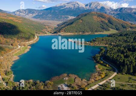 Vue aérienne du lac de la Doxa à Péloponnèse, Grèce Banque D'Images