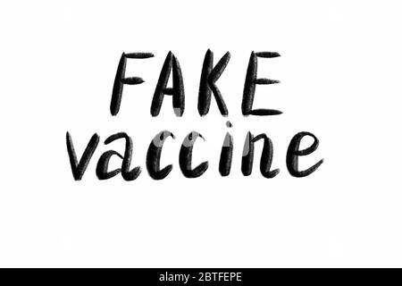 Faux vaccin texte écrit à la main - lettrage isolé sur blanc. Coronovirus COVID 19 concept Banque D'Images