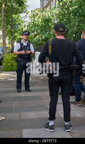 Presse et police à la maison dominic cummings à Islington Banque D'Images