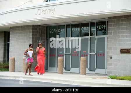 Wesley Chapel, Floride, États-Unis. 24 mai 2020. Les clients recherchent des bonnes affaires au magasin JC Penney du centre commercial Wiregrass Mall de Wesley, Chapel, Floride. La société, qui a récemment déposé un bilan, compte 846 magasins et 85,000 employés. Les problèmes de companyÃs pourraient être le plus grand symbole de ce que COVID-19 peut signifier pour les détaillants déjà en difficulté pour la survie. La chaîne de magasins du ministère a déposé sa faillite à la mi-mai et demande à un juge fédéral d'autoriser le rejet de 20 baux dans le salve d'ouverture de la faillite du chapitre 11 de la compagnie. La société a déclaré qu'elle prévoyait d'accélérer le closi permanent du magasin Banque D'Images