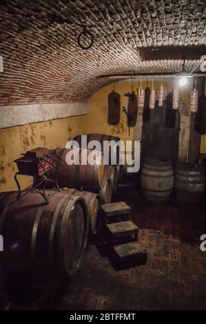 Fûts de vin empilés dans la cave de vinification en italie Banque D'Images