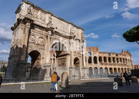 Arche de Constantine et du Colisée , amphithéâtre Flavius, construit au 1° siècle , Rome, Lazio, Italie ,.