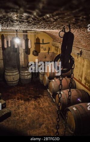 Fûts de vin empilés dans la cave de vinification en italie Banque D'Images