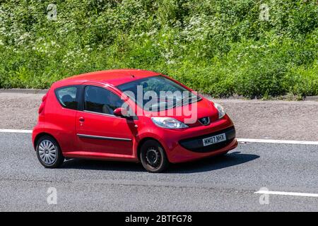 2007 rouge Peugeot 107 Urban ; véhicules routiers automobiles, voitures sur routes britanniques, moteurs, voitures sur l'autoroute M61, Manchester, Royaume-Uni Banque D'Images