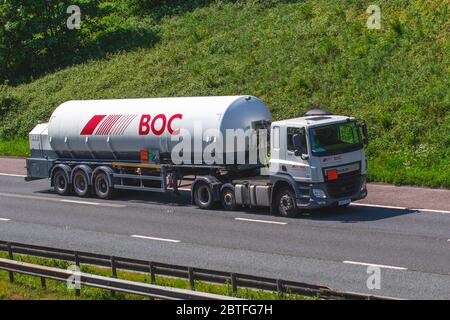 Matériau gazeux liquide BOC de British Oxygen Company. Gaz industriels ; camions lourds de livraison en vrac, bidons dangereux, remorque de camion, transport, camion, cargaison dangereuse, véhicule DAF, livraison, transport de fret sur le M6 à Lancaster, Royaume-Uni Banque D'Images