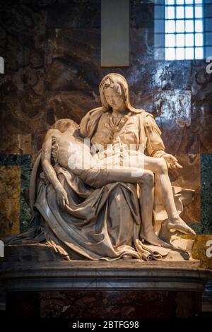 Pietà del Vaticano, groupe de sculptures en marbre de Michel-Ange, basilique papale de Saint-Pierre, État de la Cité du Vatican, Rome, Latium, Italie. Banque D'Images