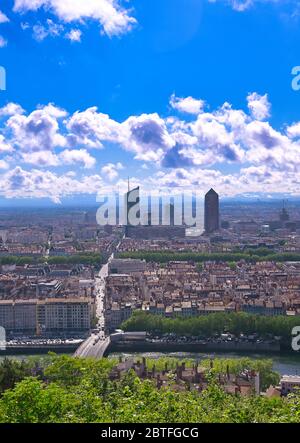 Une vue aérienne de Lyon, France, par une journée ensoleillée depuis la colline de Fourvière. Banque D'Images