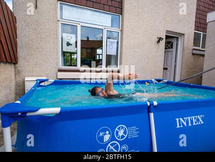 Femme nageant dans une pataugeoire à Covid-19, confinement pandémique, levant des fonds pour le zoo d'Édimbourg, North Berwick, East Lothian, Écosse, Royaume-Uni Banque D'Images