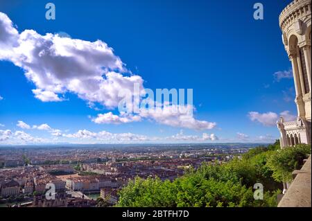 Une vue aérienne de Lyon, France, par une journée ensoleillée depuis la colline de Fourvière. Banque D'Images